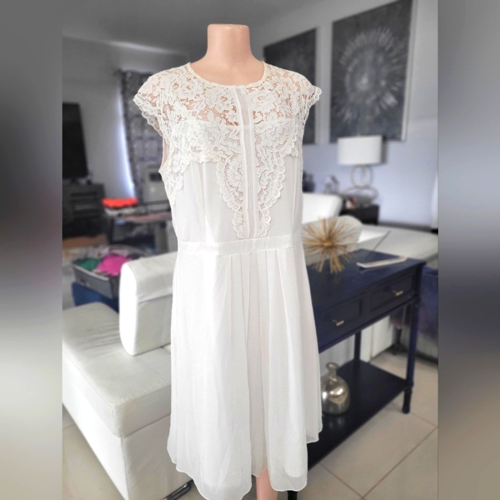 Beautiful flowy lace white dress by City Chic. Size 16